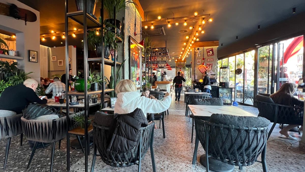 Cafe Local — ресторан в Аланье